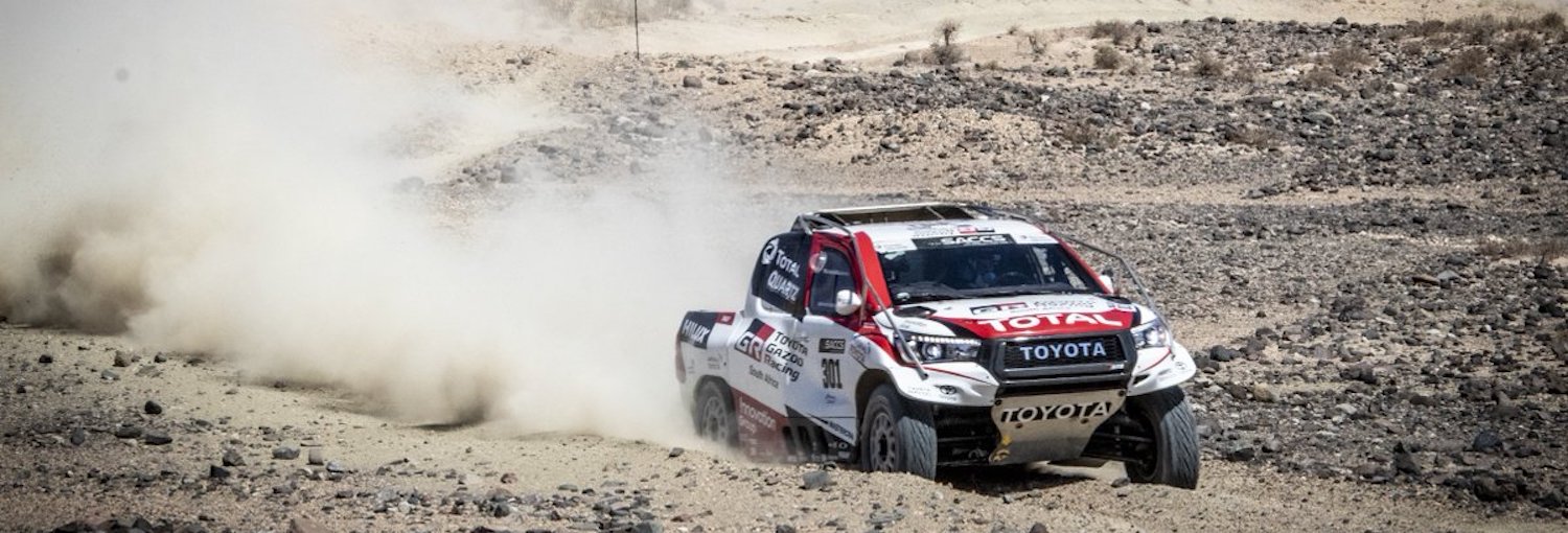 Fernando Alonso prueba la Hilux ganadora del último Dakar